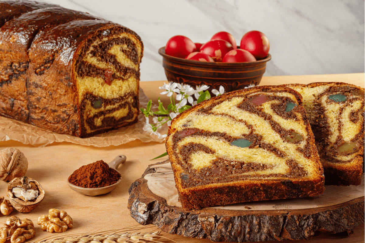 Cozonac tradiţional cu nucă, rahat şi cacao, frământat manual. O umplutură generoasă şi un gust bogat, după reţeta Bunicii din Bucovina. Pufos şi copt în tihnă.