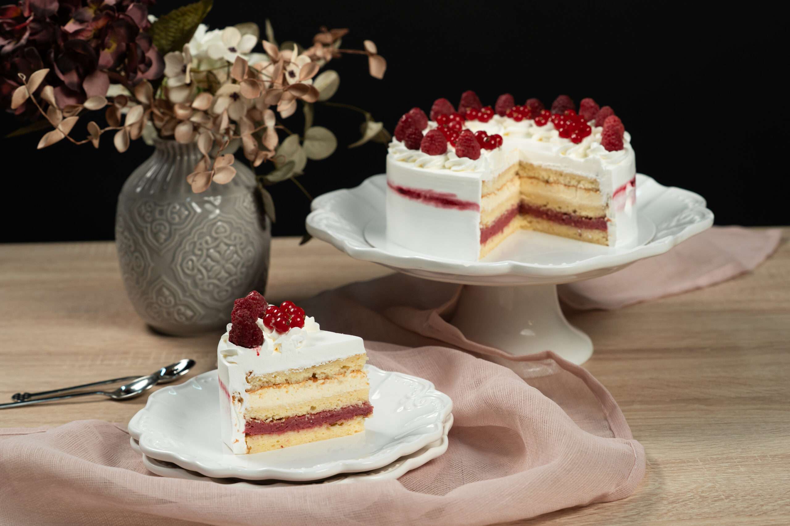 Tort cu zmeură și vanilie