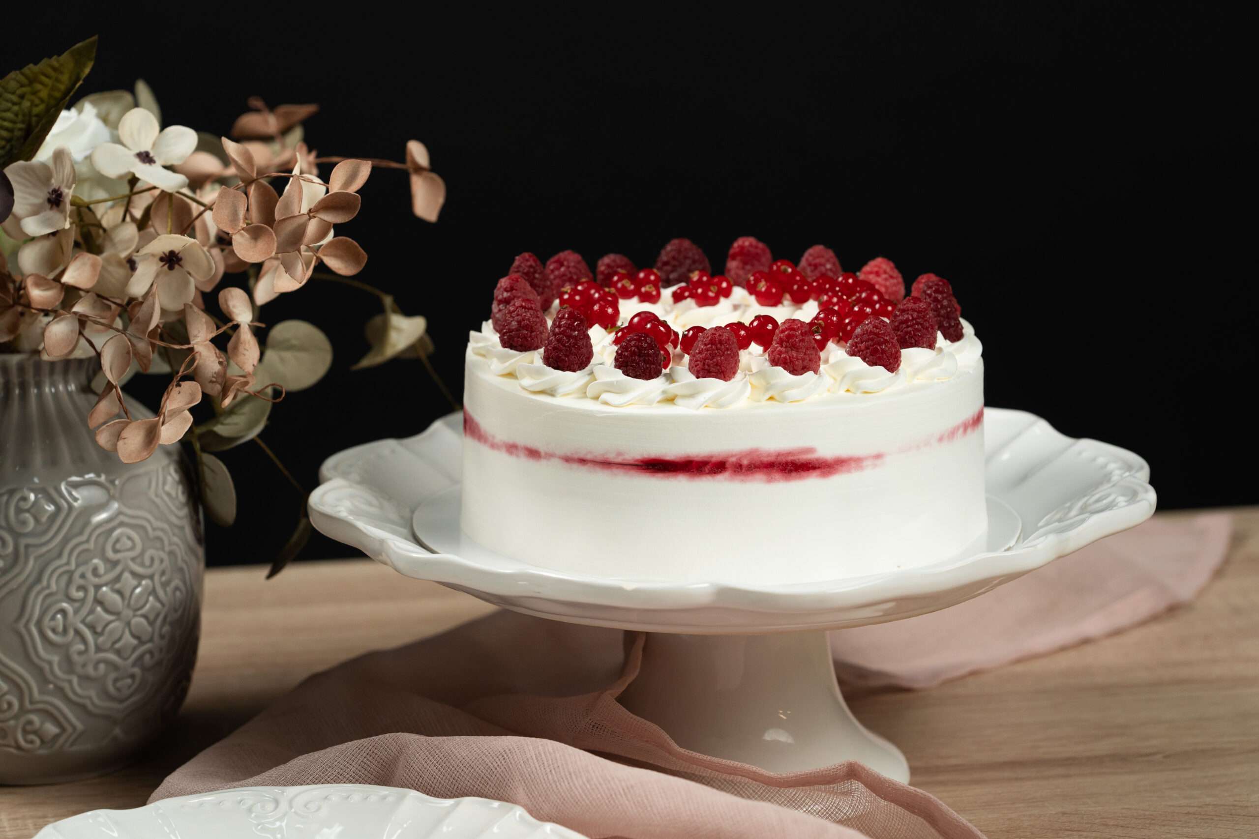 Tort zmeură și vanilie Tort cu zmeură și vanilie